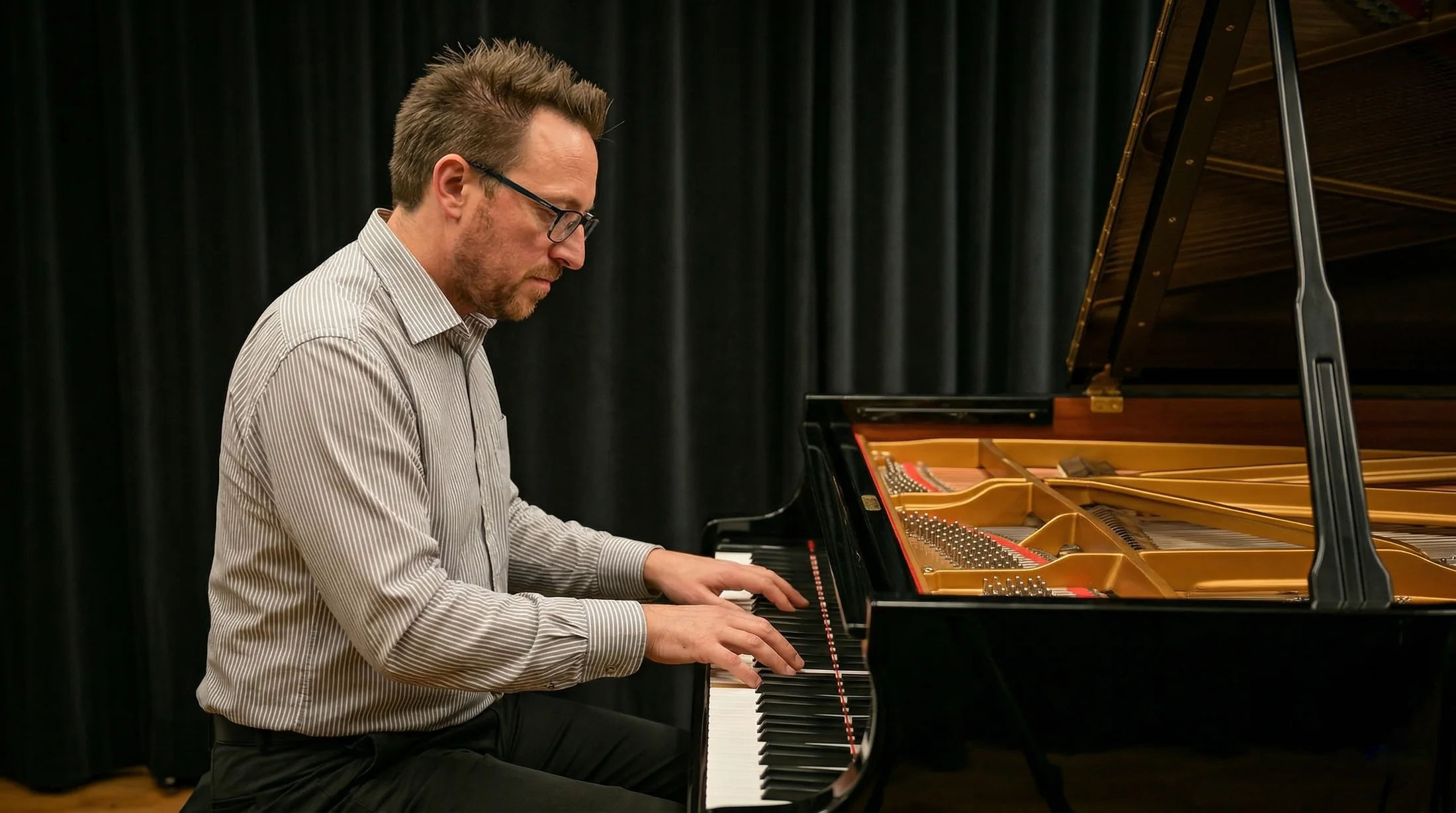 Petr Čech při ladění koncertního křídla