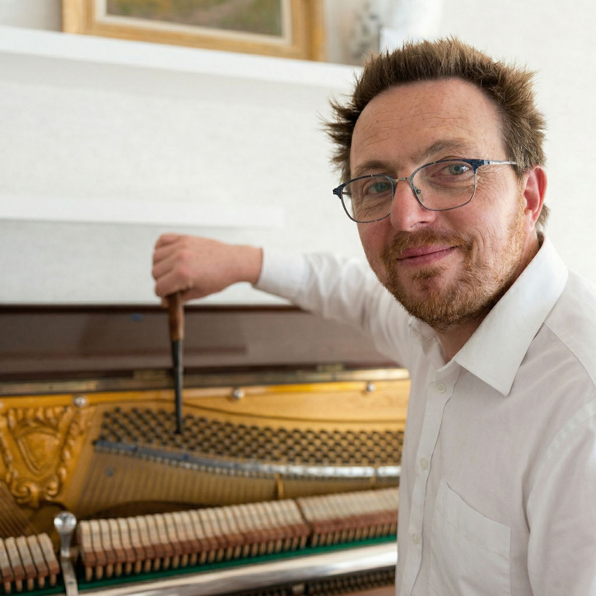 Petr Čech u pian a klavírů